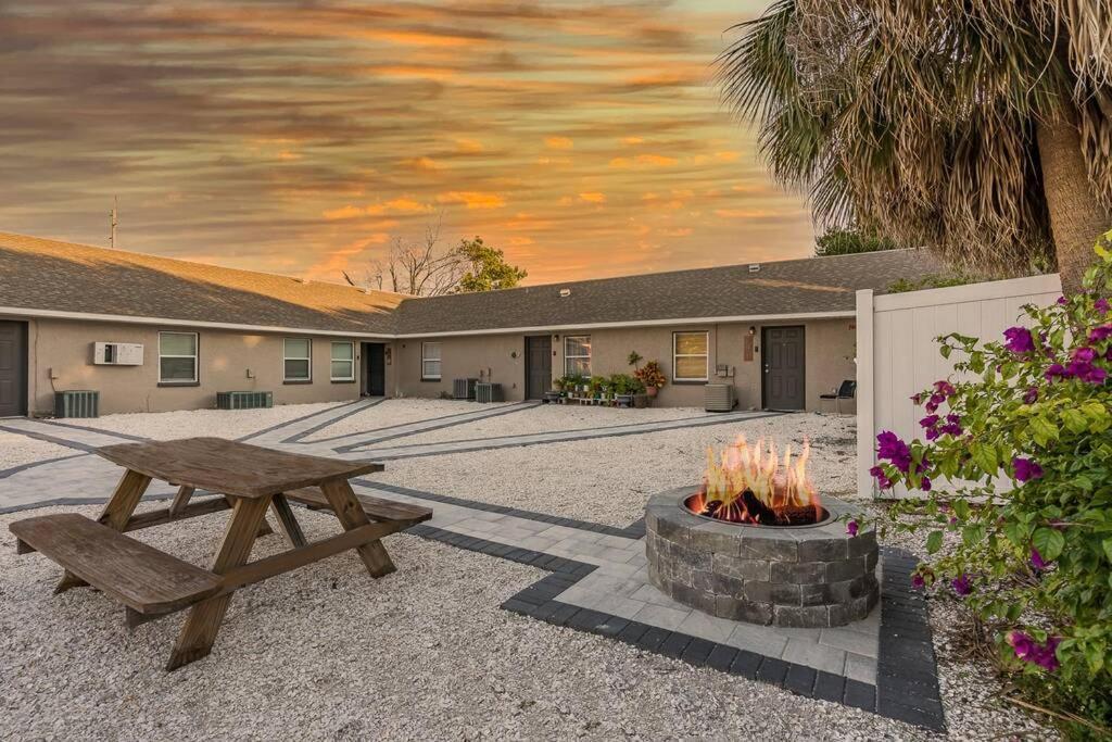 Driftwood Castle Urban Oasis With Firepit Near Convention Center And Amalie Arena, Room For 6 แทมปา ภายนอก รูปภาพ